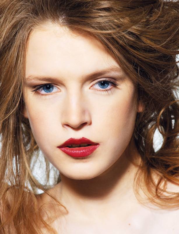 • كريم الأساس Dior Backstage Face & Body Foundation • العينان M.A.C Soft Brown Eyeshadow • الوجنتان Chanel Cherry Nectar 080 Sheer Blushing Powder • الماسكارا Le Volume de Chanel • الشفتان M.A.C Relentlessly Red Matte