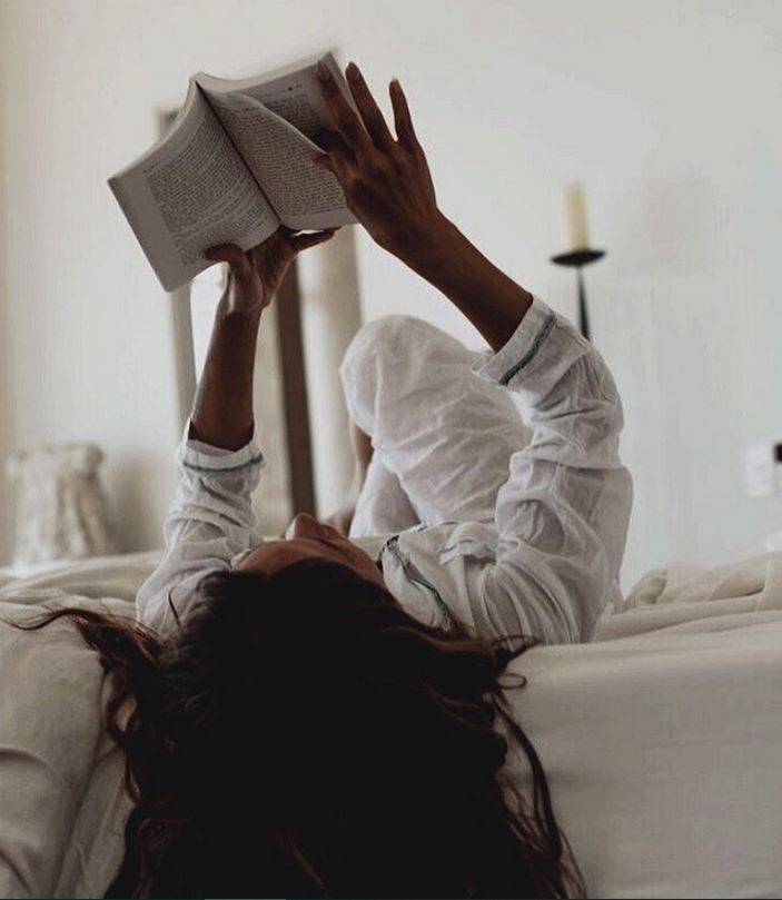 بالصور في المغرب – فنانة شهيرة تظهر نصف عارية في الصحراء... 