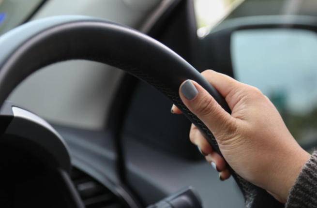 العلم يحسم الخلاف: من يقود أفضل بين المرأة والرجل؟