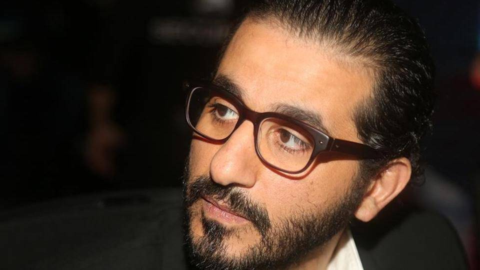 أحمد حلمي مع طفل من أمام الكعبة المشرفة... من هو؟