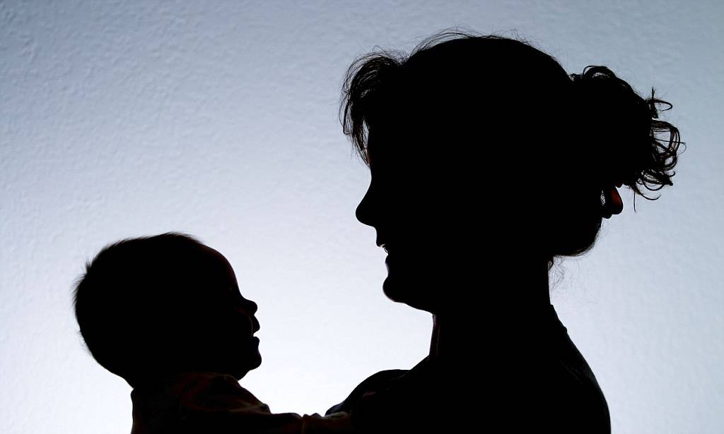 بالصورة – ممثلة تفاجئ الجميع بظهورها وهي ترضع طفلتها... شاهدوها