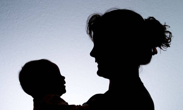 بالصورة – ممثلة تفاجئ الجميع بظهورها وهي ترضع طفلتها... شاهدوها