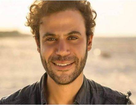 بالصور - محمد إمام يتغزل بزوجته ويحميها بهذه الطريقة