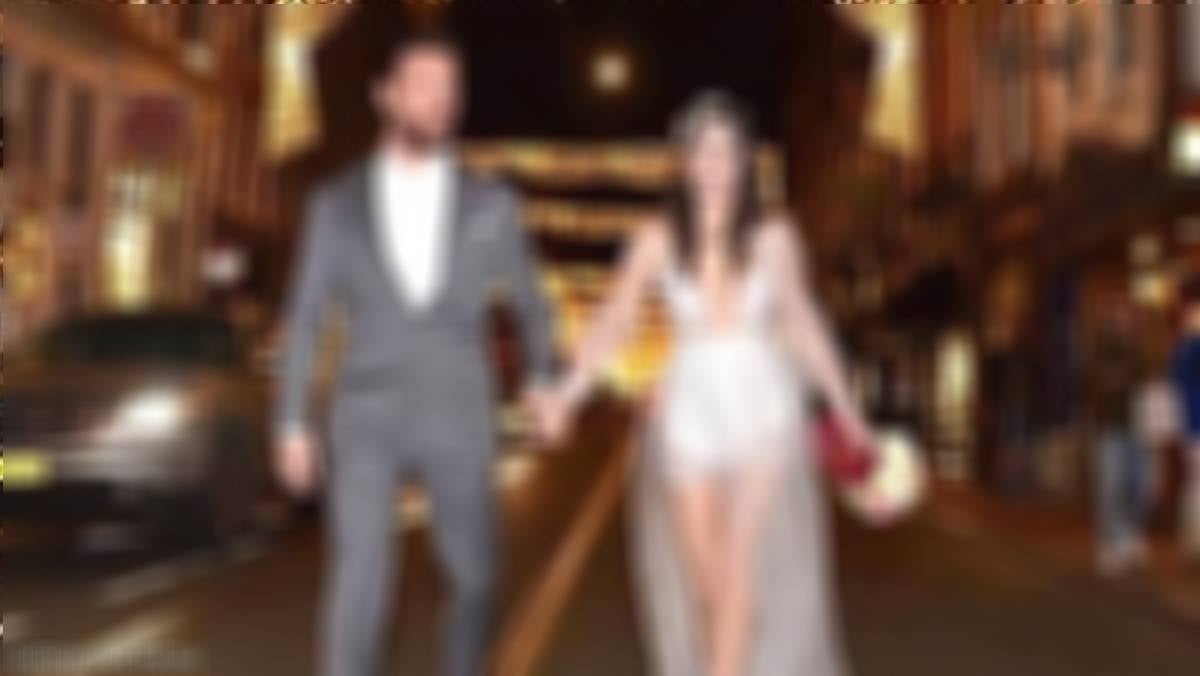 بالصور - نجمة شهيرة بفستان زفاف مكشوف جداً... وزوجها: 