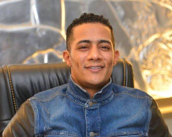 محمد رمضان يشعل مواقع التواصل بصورة مع زوجته