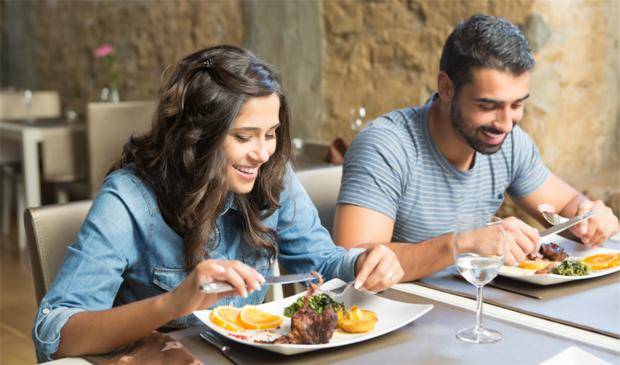 بالفيديو - الأمور التي لا يجب تناولها في المطاعم أو خارج مطبخ المنزل... بعضها صادم جداً