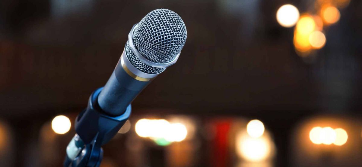 بالفيديو – ضجة كبيرة بعد احتضان هذا الفنان اللبناني لملكة جمال بملابس مثيرة... شاهدوهما