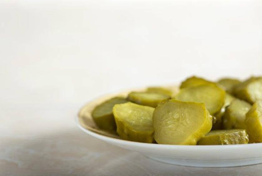 بدلاً من شرائه... هكذا تحضرين الخيار المخلل في دقائق