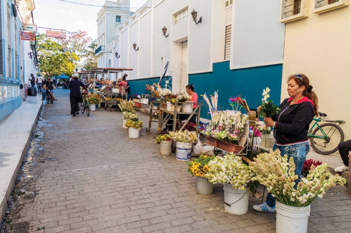 جرأة وتمرد:
نساء يقتحمن بيزنس الشارع