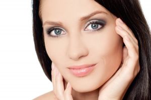 بالفيديو - شاهدوا كيف رسمت حاجبيها من دون أي خطأ باستخدام الملعقة