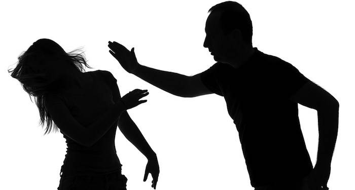 بالفيديو – مطلّقة فنان عربي تكشف أسراراً صادمة عن زواجهما... تعنيف ورمي من الشرفة وتتمنى له الموت