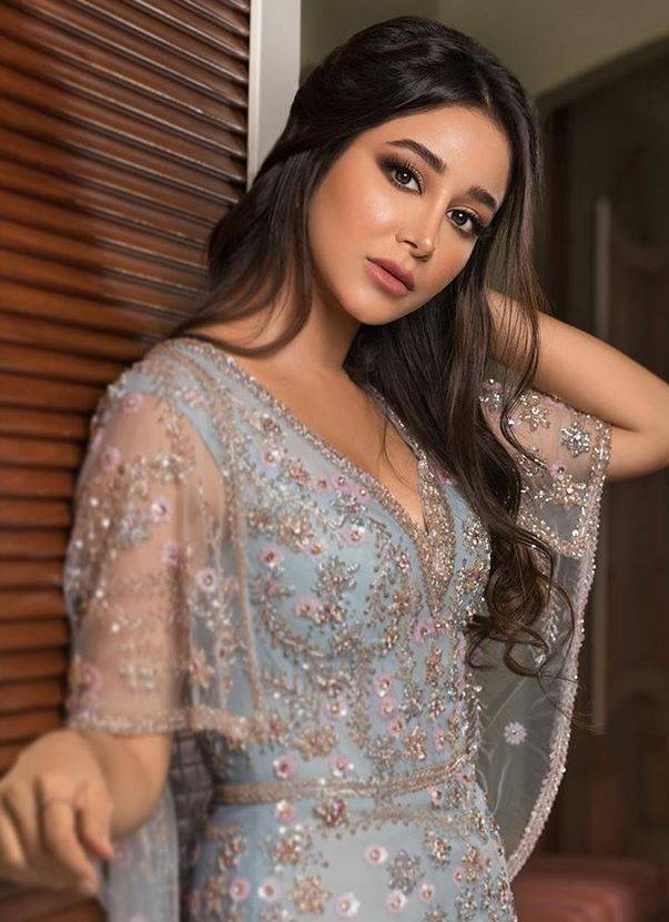 بالفيديو – سخرية من عيب في وجه أسيل عمران... وهي تردّ فماذا قالت عن الشفط؟