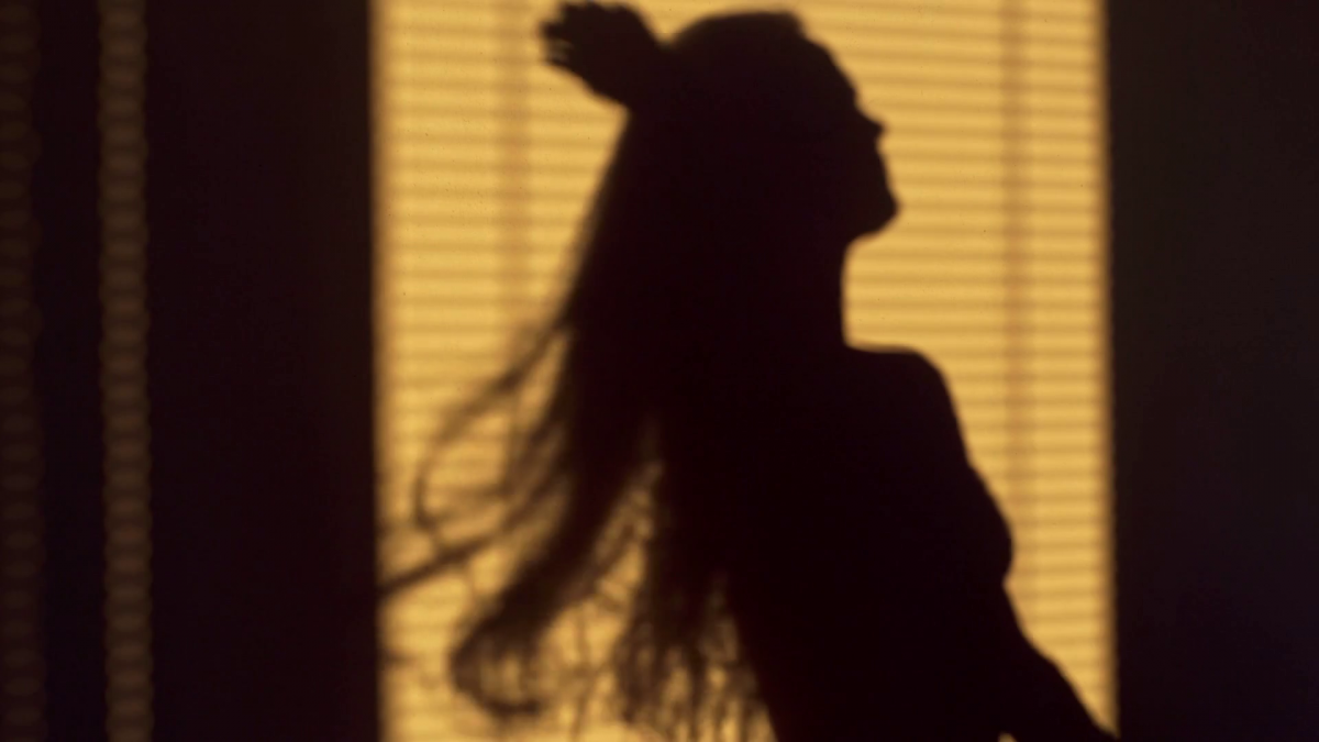 بالصورة – فنانة لبنانية بفستان يكشف الكثير... خيوط وبطانة مثيرة للجدل