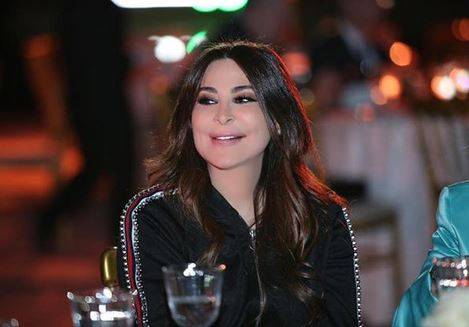 بالفيديو - رقصة طريفة من اليسا على المسرح.. هذا ما حصل بفستانها القصير