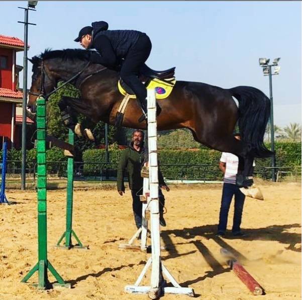 أحمد السقا يقفز بحصانه