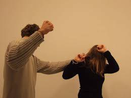 زوج يبرح زوجته ضرباً حتى عجزت عن الحركة .. لن تصدقوا السبب