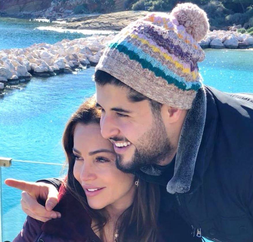 زوجة راغب علامة تحرج ابنها الأكبر بنشر صورة له من المرحاض... شاهدوا كيف سخرت منه