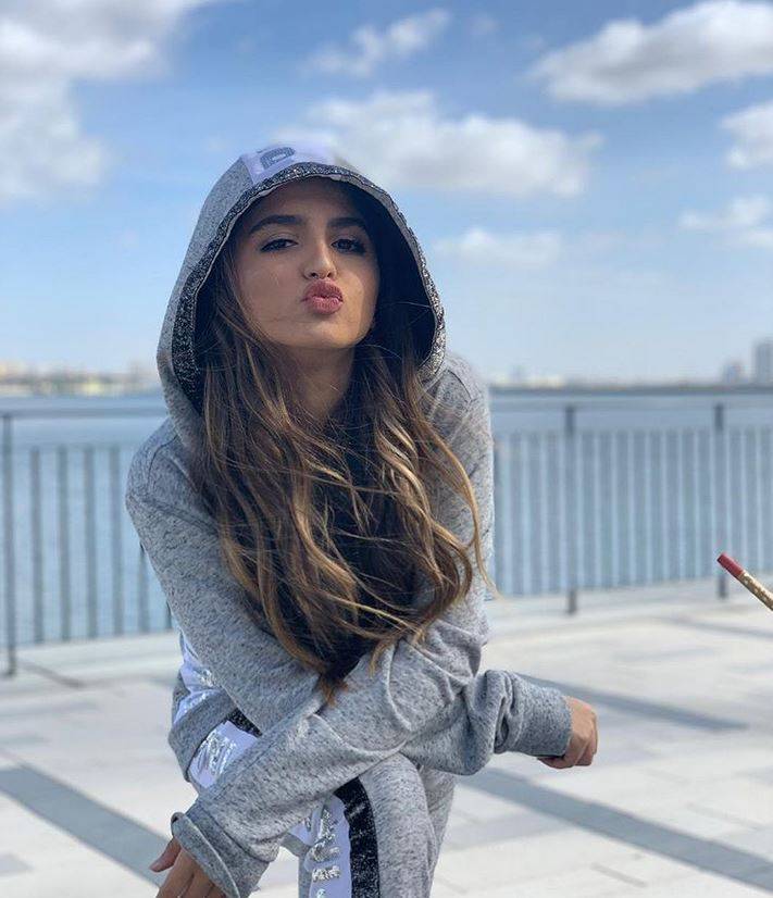 بالفيديو – شقيق حلا الترك الأصغر يأسر القلوب بغنائه معها... وهي لا تتوقف عن احتضانه وتقبيله
