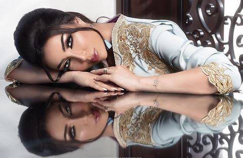 بالصور - واخيراً دنيا بطمة تغير طريقة وضعها للمكياج.. وهاتفها يعرضها للسخرية