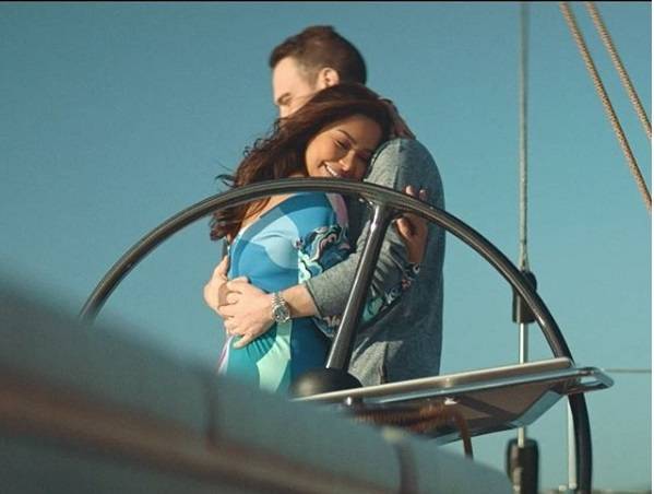 شيرين في حضن رومانسي مع حسام حبيب وتوجه سؤالاً لجمهورها