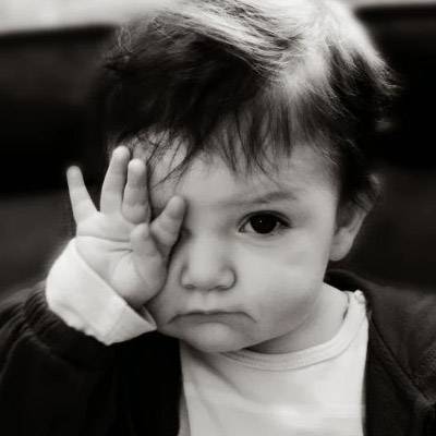 بالصور - بنات نجم مصري يشوهن وجهه.. لن تصدقوا رد فعله