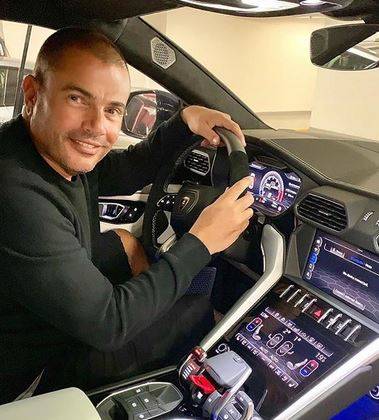 بالفيديو - نجمة عالمية تسرق أغنية عمرو دياب.. كيف يتم التعامل مع هذا الامر؟