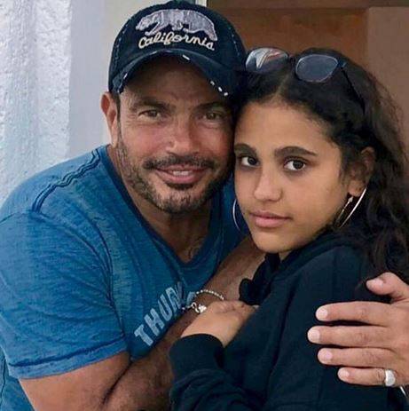 بالفيديو - جنى عمرو دياب تثير غضب الجمهور وتضع والدها في موقف مهين