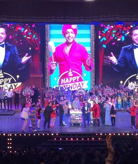 بالفيديو - شاهدوا كيف احتفل محمد هنيدي بيوم ميلاده على المسرح