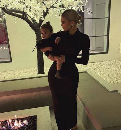 بالصور - شاهدوا كيف احتفلت كايلي جينر  وزوجها بميلاد ابنتهما