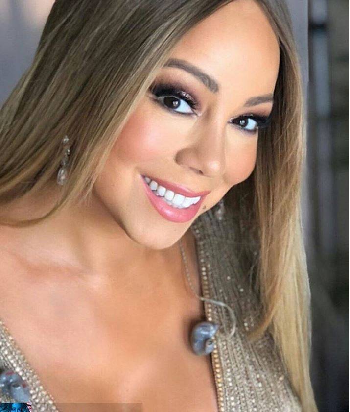 بالفيديو – بعد الجدل بسبب إطلالاتها الكاشفة... هذا ما ارتدته ماريا كاري في السعودية