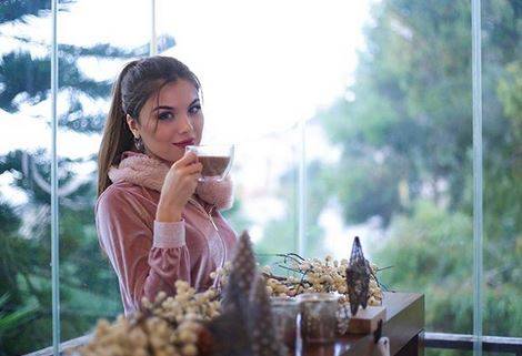 بالصور - ملكة جمال لبنان بملابس قديمة.. ما رأيكم باطلالتها؟