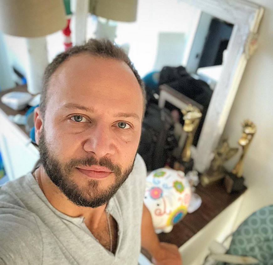 بالصورة – صورة منذ 20 عاماً لمكسيم خليل وابنه... لن تصدقوا كما كان صغيراً حين أصبح أباً للمرة الأولى