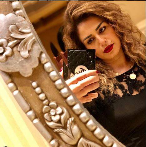 بالصور - منة فضالي تثير الجدل بنحافتها المفرطة واطلالتها السيئة.. بنطال ممزق وحذاء 