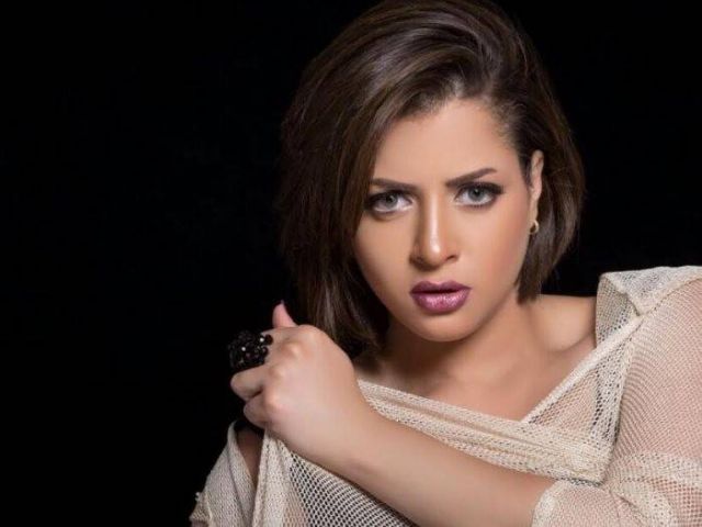بعد فيديو الرقص الفاضح وانكارها له.. منى فاروق ترقص من جديد!