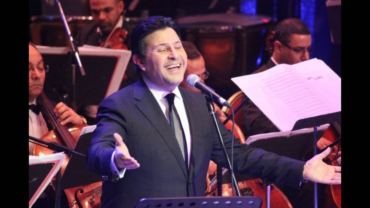 بالفيديو - ما هي طقوس هاني شاكر قبل الصعود إلى المسرح؟