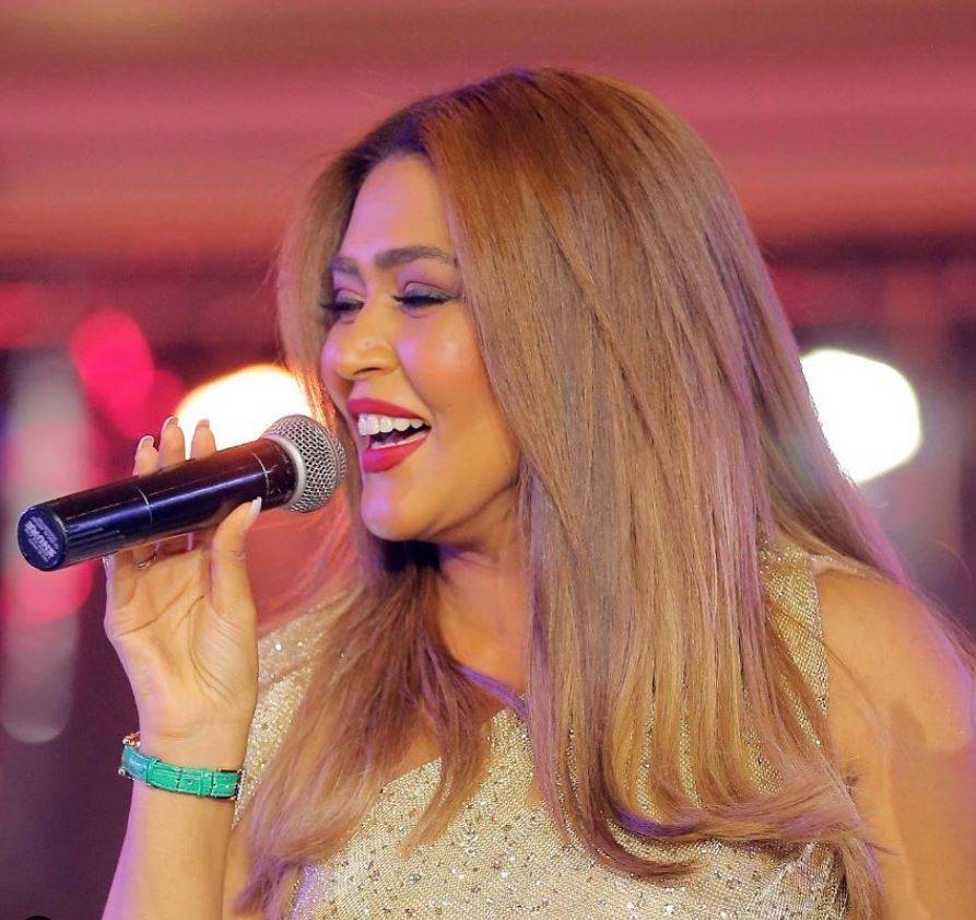 في صورة قديمة – شاهدوا شكل وعد عندما كانت والدتها تمنعها من ترتيب حاحبيها ووضع المكياج