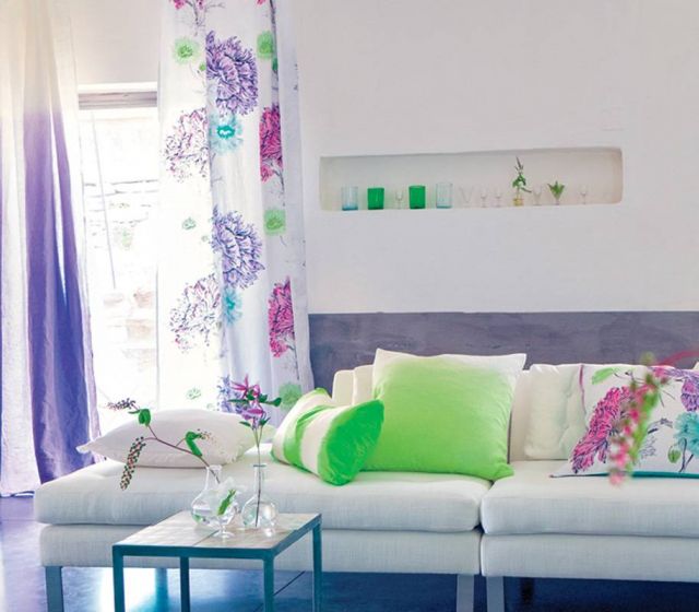 ألوان زاهية في حضرة الأبيض