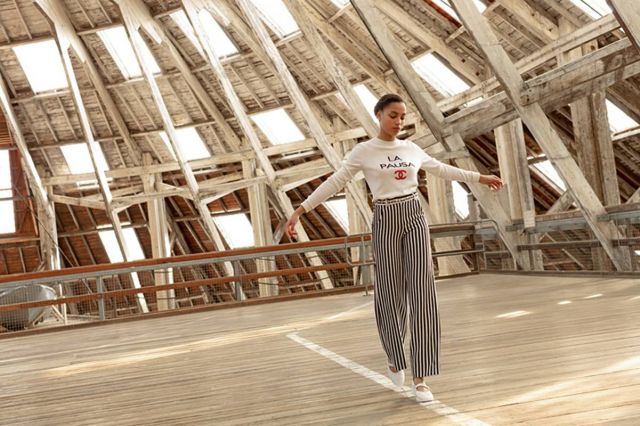 كنزة من الكشمير الأبيض سروال عريض مخطط بالأسود والأبيض حزام من المعدن الذهبي والراتنج والستراس حذاء من الجلد الأبيض