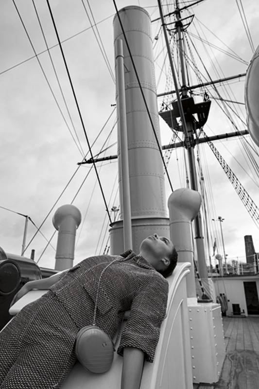 سترة من التويد الأسود والأبيض والأحمر سروال من التويد الأسود والأبيض والأحمر حقيبة وردية من الجلد اللماع والمعدن