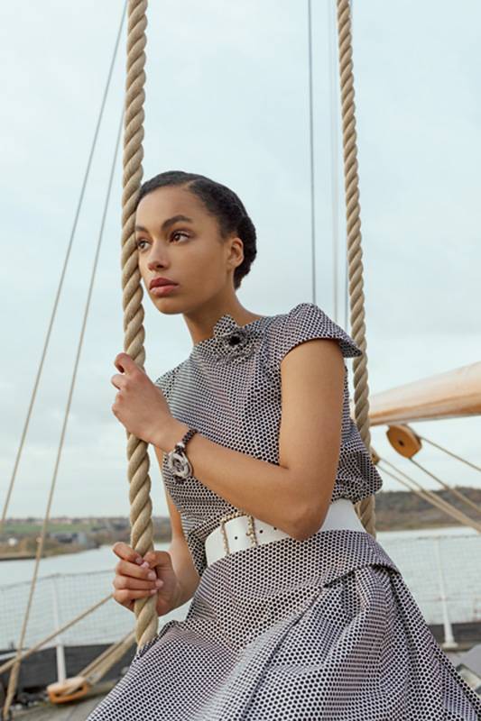 توب أسود وأبيض من بوبلين القطن تنورة سوداء وبيضاء من بوبلين القطن مشبك على شكل زهرة الكاميليا من القطن الأسود والأبيض حزام عاجي من الجلد والمعدن أساور من المعدن والستراس والحبال