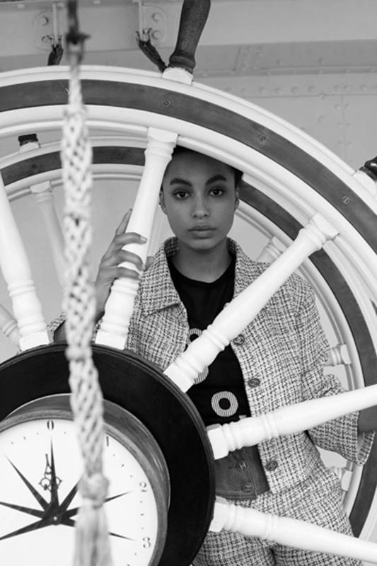 سترة من التويد العاجي والأبيض والأزرق سروال من التويد العاجي والأبيض والأزرق توب أسود مطرز من القطن والبولياميد