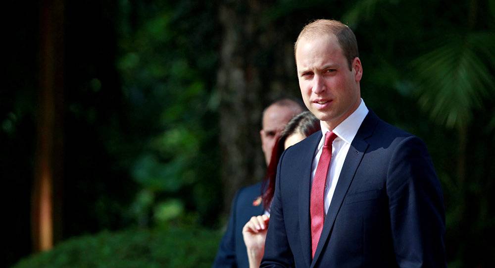 بالفيديو - فضيحة الأمير ويليام تصدم البريطانيين... وثقب محرج في الملابس