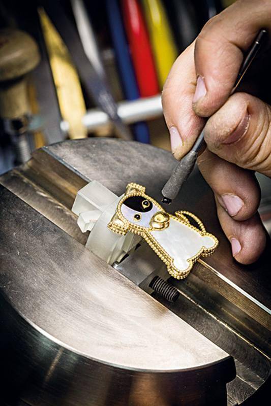 Van Cleef & Arpels
 Lucky Animals
طبيعة ملؤها الحب والبهجة