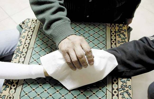 بالفيديو – مأذون يتلقى ضربات أهل العريس والعروس خلال شجار بينهما... شاهدوا ما حدث