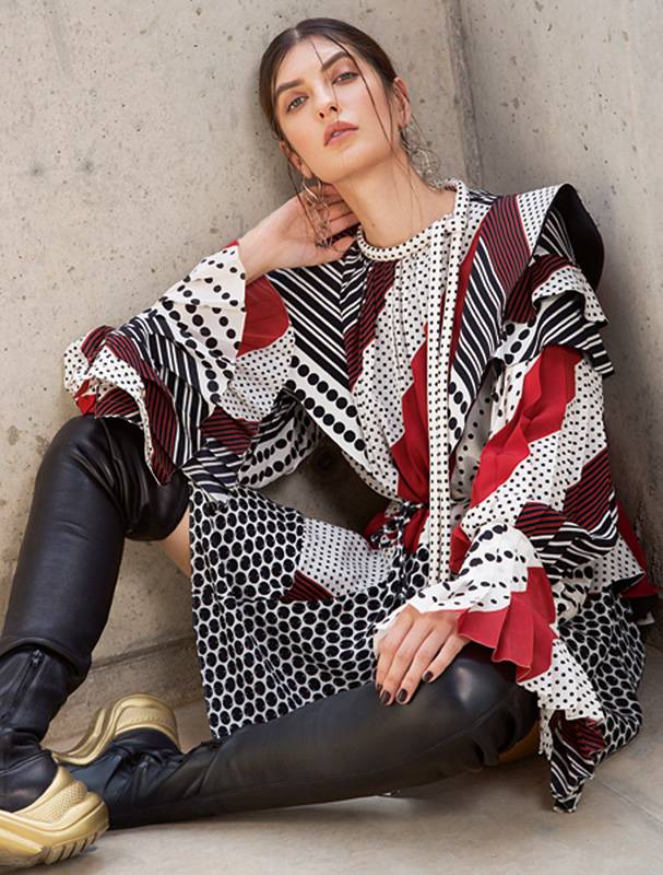 فستان قصير مع أكمام فضفاضة وربطة عنق، وجزمة عالية، وأقراط الأذنين INFINIVY 3 MAILLONS.