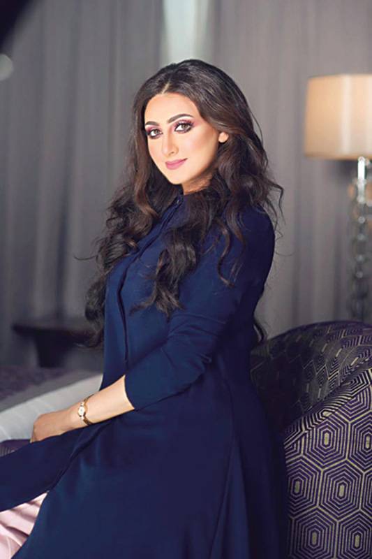 هيفاء حسين
تتخطّى أزمتها العاطفية