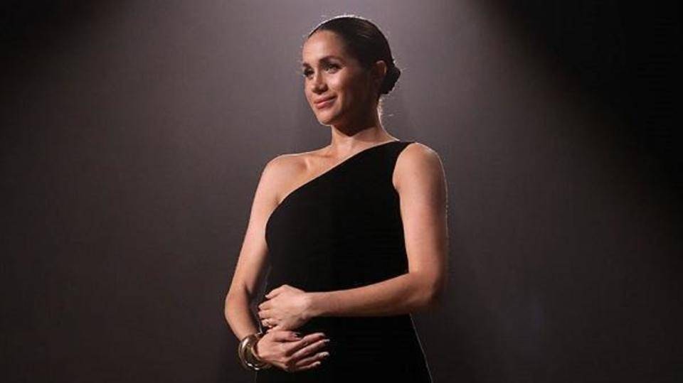 لماذا تضع ميغان ماركل يدها على بطنها.. 