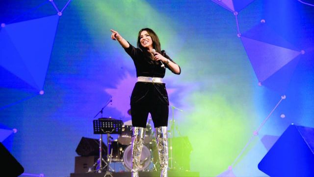 بالفيديو - أمينة تشعل أجواء دبي وترقص على المسرح وفي الكواليس