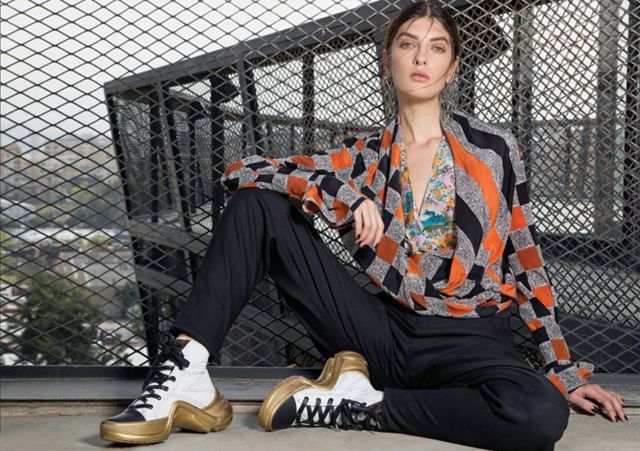 بلوزة ملتفة، مع سروال فضفاض، وحذاء LV Archlight، وأقراط الأذنين INFINIVY 3 MAILLONS.