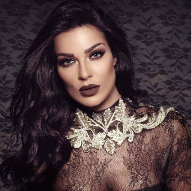 بالصور - شاهدي نادين نجيم تتألق بالقصير والأحمر في أسبوع الموضة الباريسي